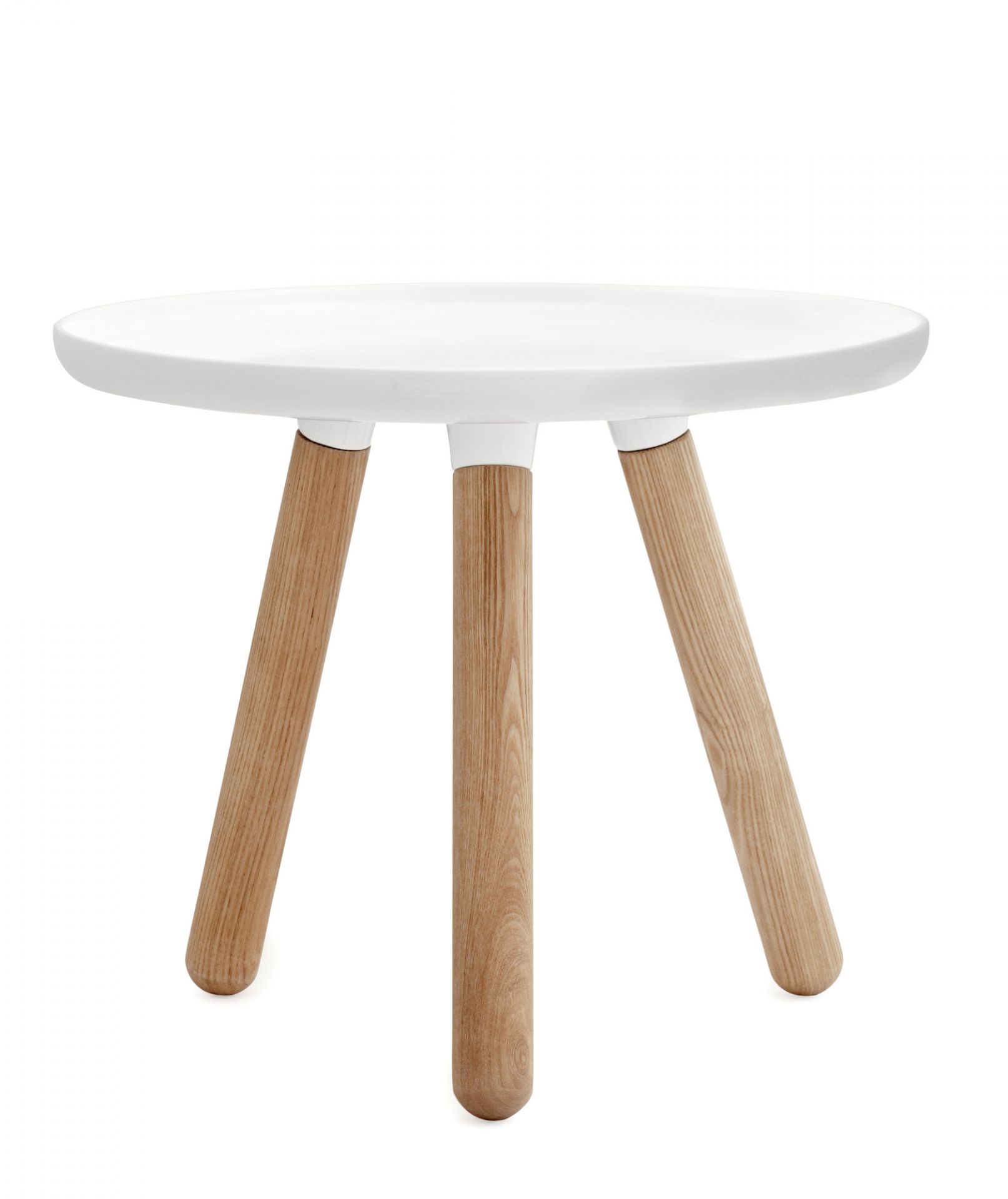 Weißer Tablo Table Beistelltisch von Normann Copenhagen mit drei hellen Holzbeinen auf weißem Hintergrund.